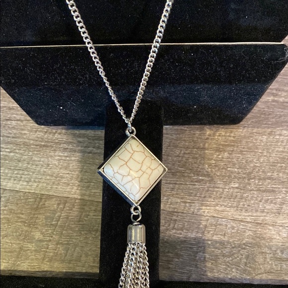 Chic Silver Necklace with Howlite Pendant with Geometric Tassel - Picture 2 of 5